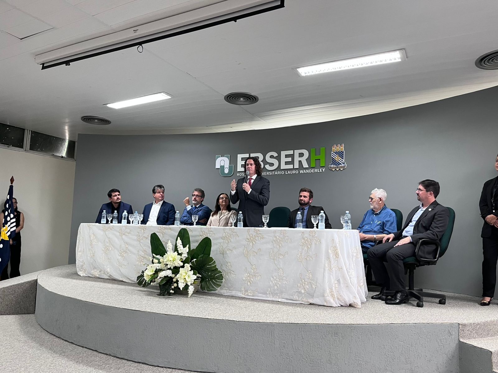 Durante posse do novo superintendente do HULW, autoridades agradecem a Veneziano projeto que garantiu mais recursos para HUs de todo o Brasil