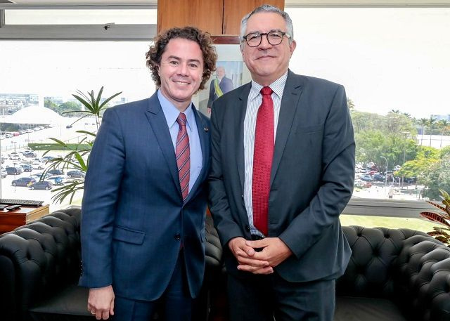 Ministro da Saúde Alexandre Padilha anuncia a Veneziano a destinação de mais 14 ambulâncias do SAMU para a Paraíba