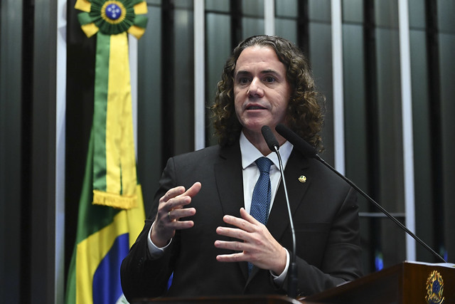 Veneziano recebe comenda ‘Parlamentar amigo do ACS e ACE’ por sua contribuição e presidente da CONACS destaca: “Sempre nos apoiou”