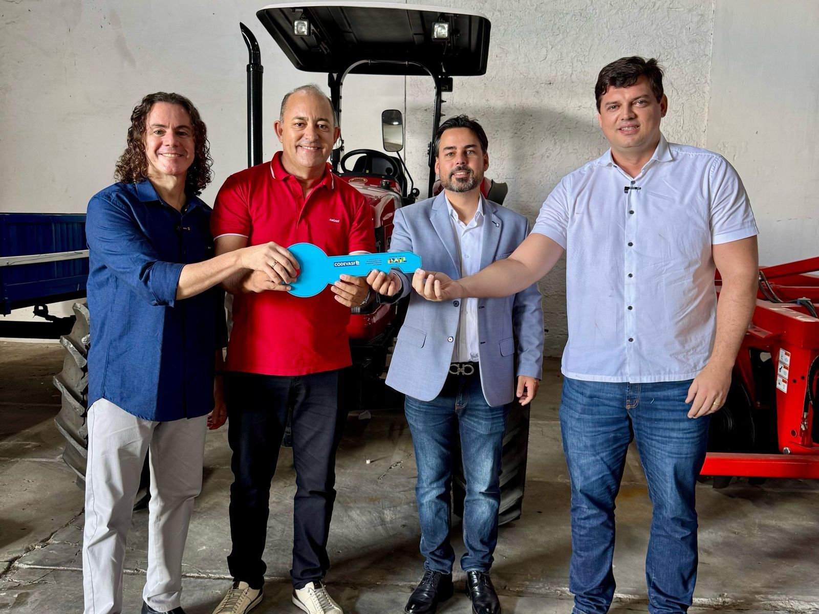 Ao lado do deputado Taciano Diniz, Veneziano entrega máquinas agrícolas para beneficiar a agricultura familiar no Vale do Piancó