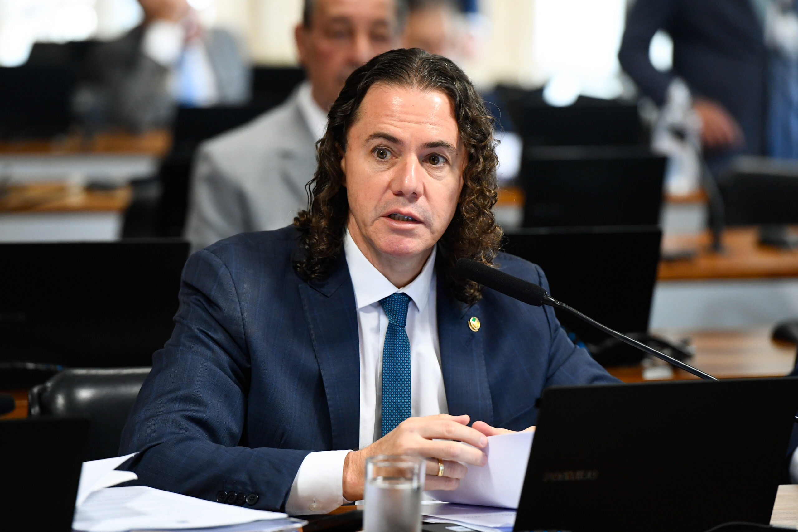 Comissão de Constituição, Justiça e Cidadania (CCJ) realiza reunião deliberativa com 4 itens. Entre eles, o PLP 164/2022, que regula o art. 146-A da Constituição Federal e estabelece normas gerais para a identificação e controle de devedores contumazes, com o objetivo de prevenir desequilíbrios da concorrência.

Bancada:
relator do PLP 164/2022, senador Veneziano Vital do Rêgo (MDB-PB), em pronunciamento.

Foto: Roque de Sá/Agência Senado