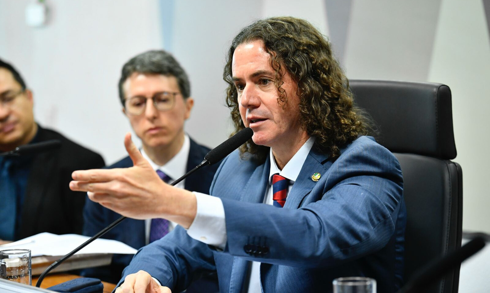 Líder da Maioria, Veneziano diz que posição do Senado em aprovar reciprocidade a tarifaço de Trump foi “firme, necessária e racional”