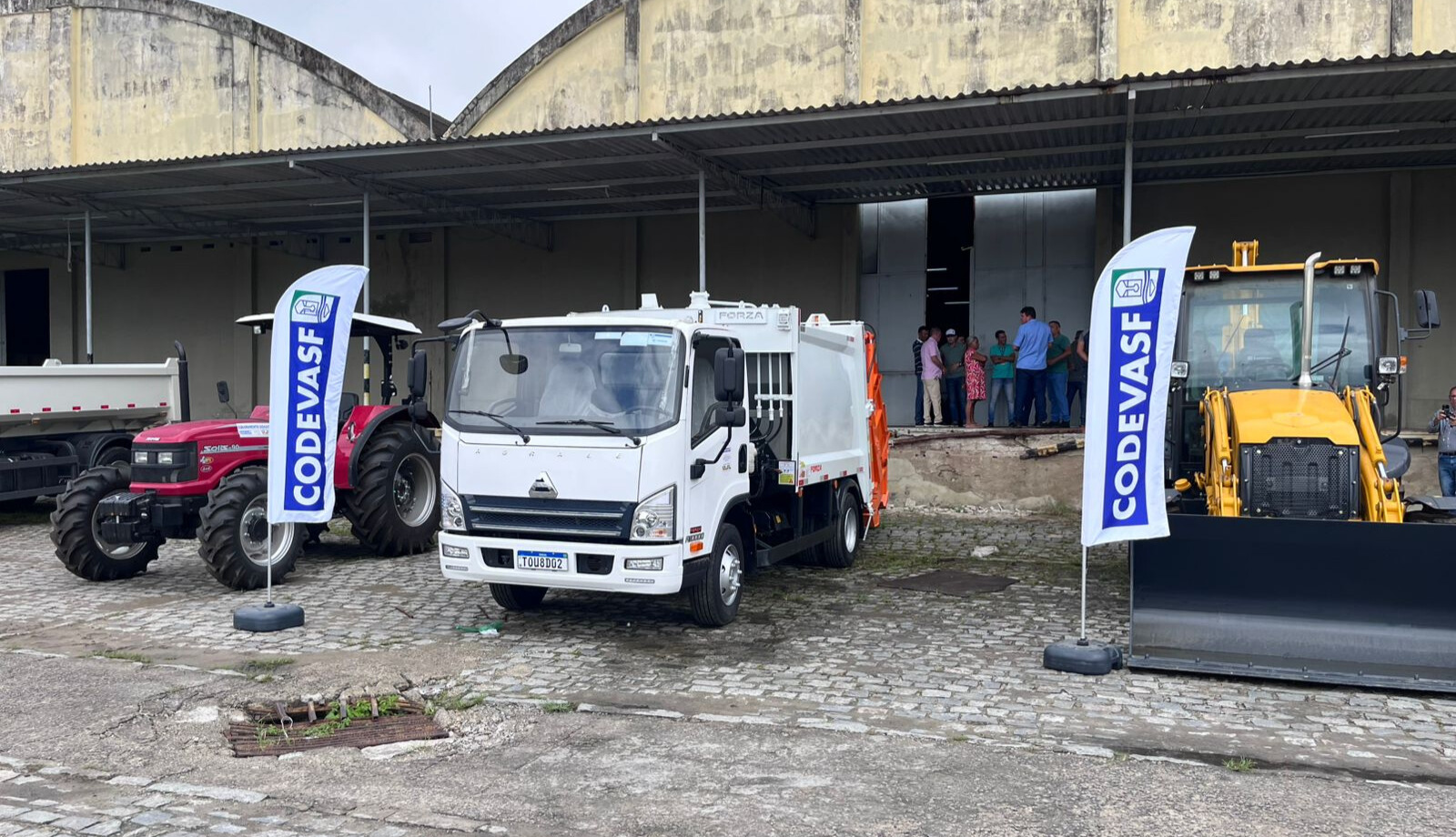 Veneziano entrega mais um conjunto de máquinas e beneficia Barra de Santa Rosa, Parari e Ibiara, em parceria com a Codevasf