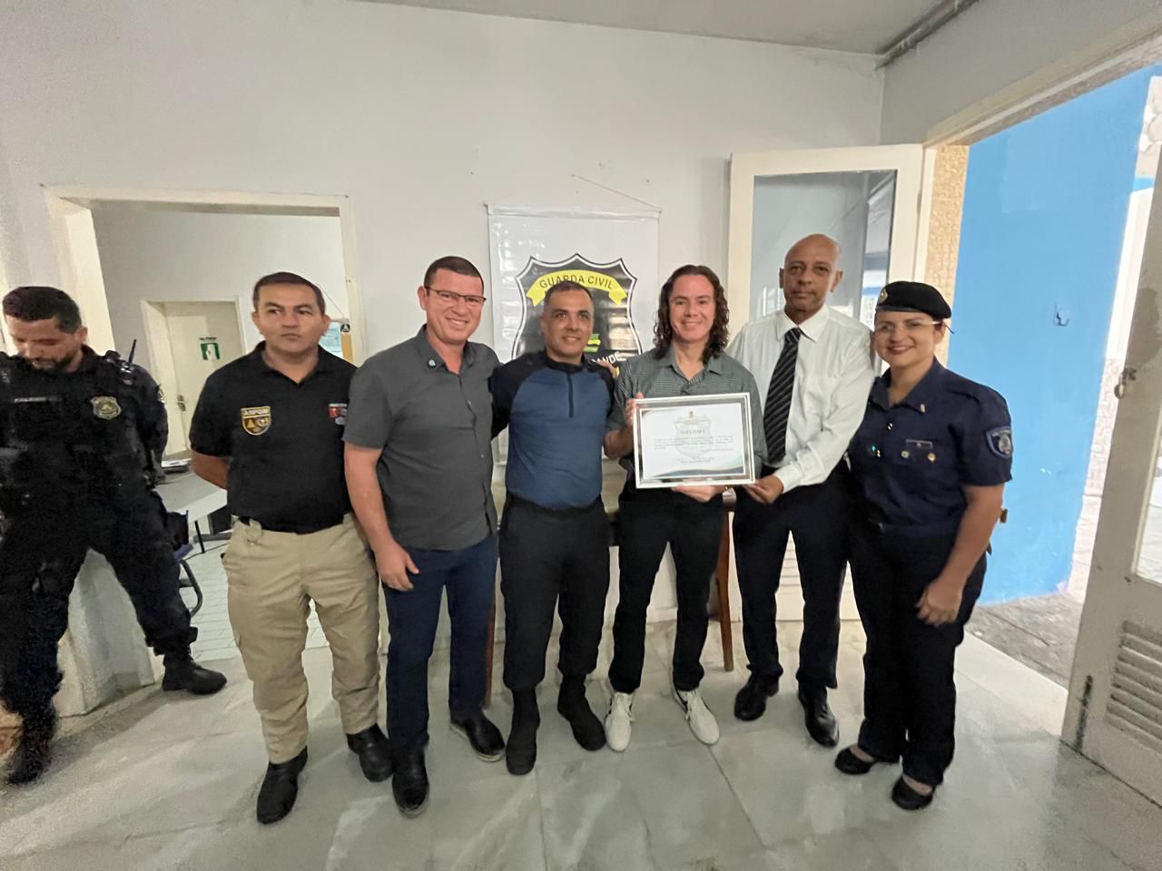 Guarda de Campina Grande e Sindicato das Guardas da Paraíba homenageiam Veneziano pela aprovação da PEC de sua autoria que beneficia a categoria