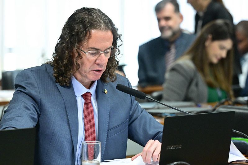 Projeto de Veneziano já aprovado no Senado, que notifica casos de câncer para ampliar ações de saúde pública, avança na Câmara