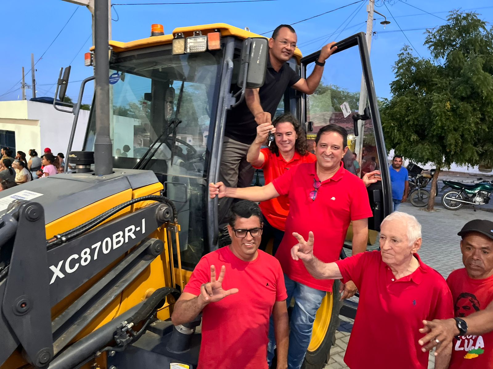 Veneziano entrega maquinário agrícola a associação em Pedro Velho e beneficia mais de mil famílias em Aroeiras