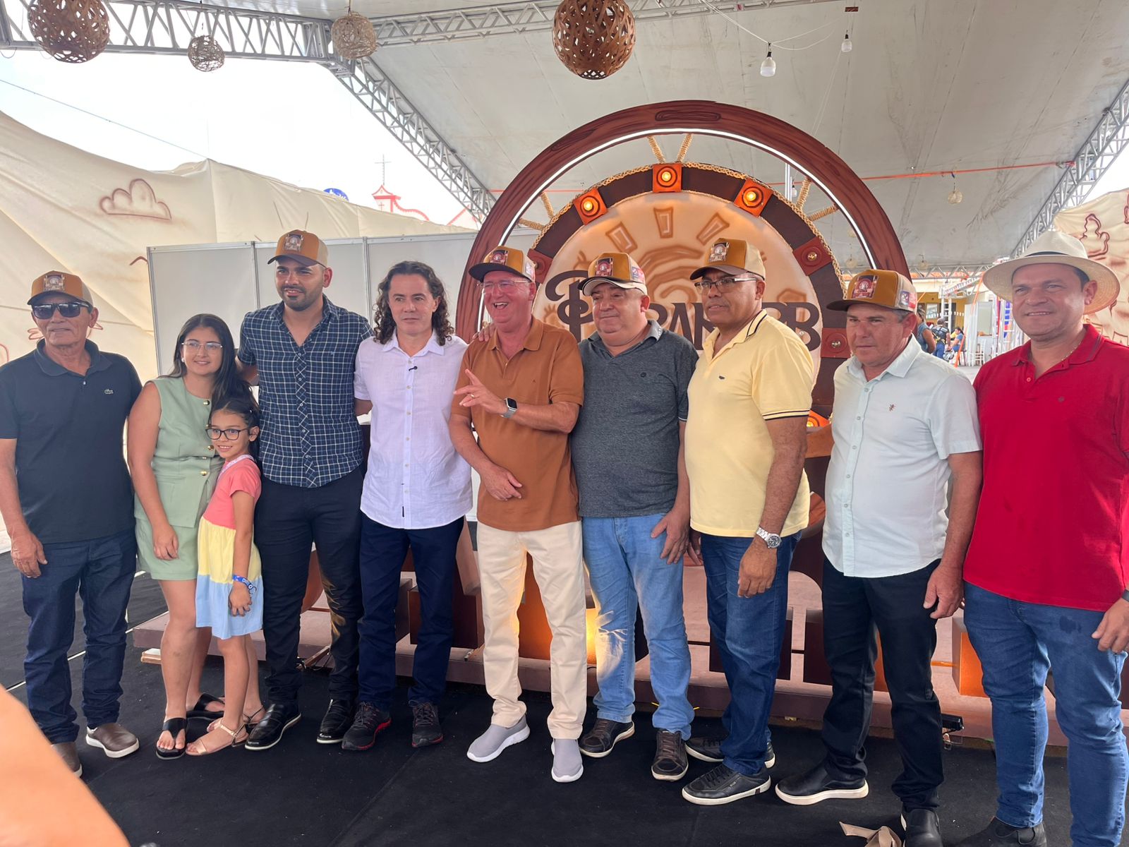 Veneziano participa da Farra da Cabra em Parari, prefeito celebra mais de R$ 10 milhões investidos e reafirma compromissos