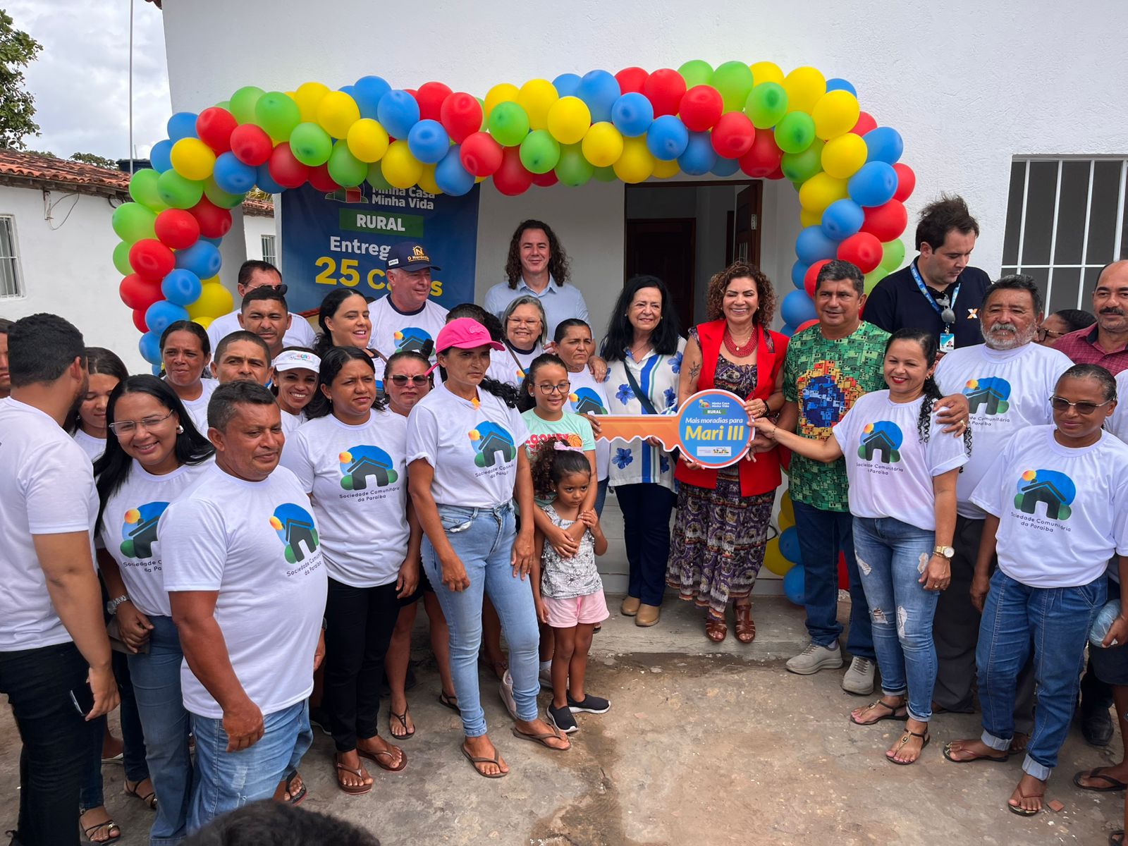 Veneziano ressalta articulação para garantir 145 casas em Mari e prefeita agradece ao Senador durante solenidade