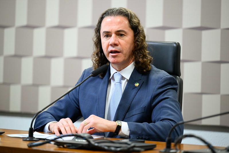 Veneziano assina requerimento de criação de CPI para investigar o escândalo financeiro do Banco Master