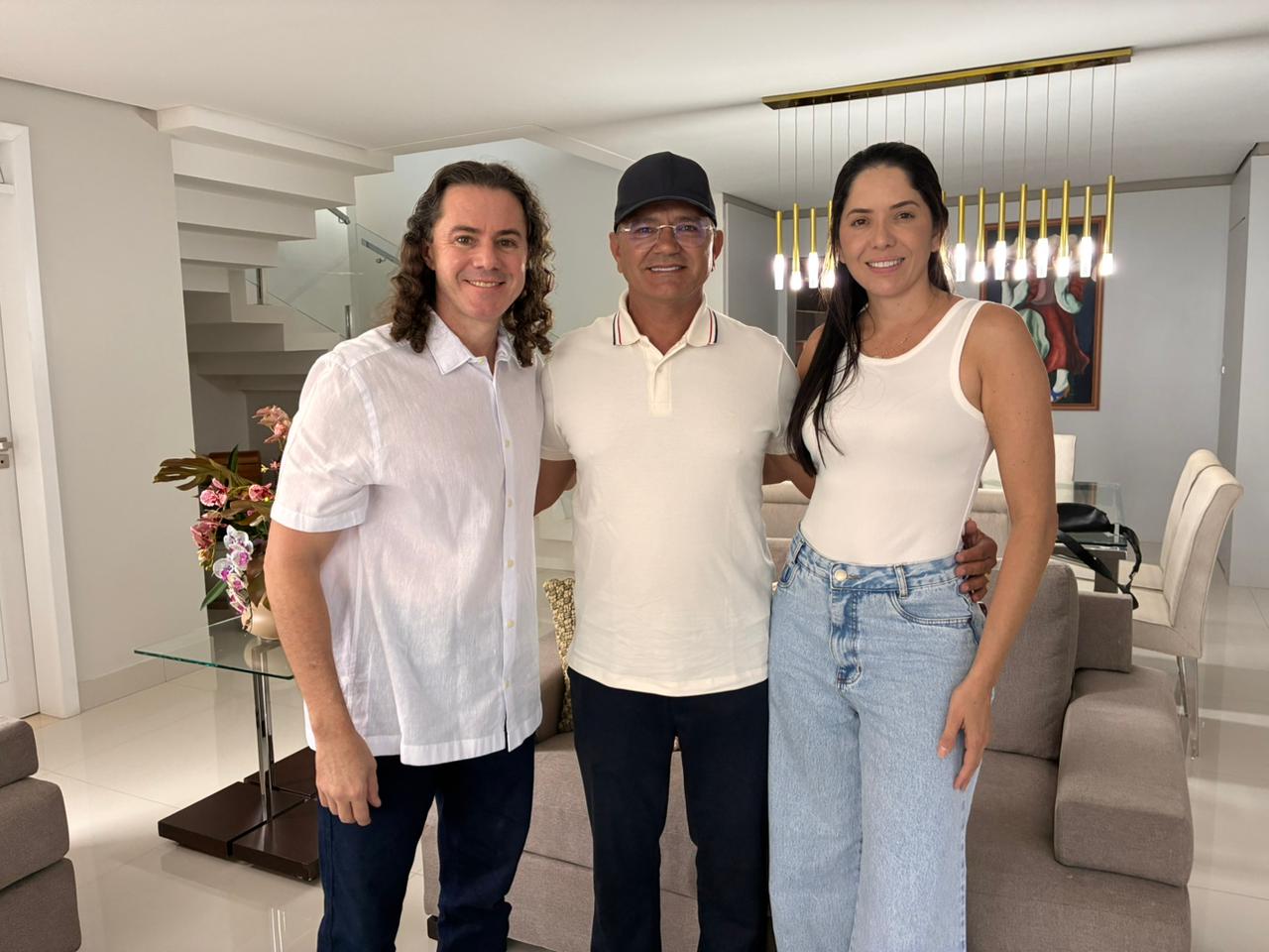 Veneziano recebe apoio à sua reeleição ao Senado do prefeito de Catolé do Rocha, Laurinho Maia e da pré-candidata a deputada estadual Geska Maia