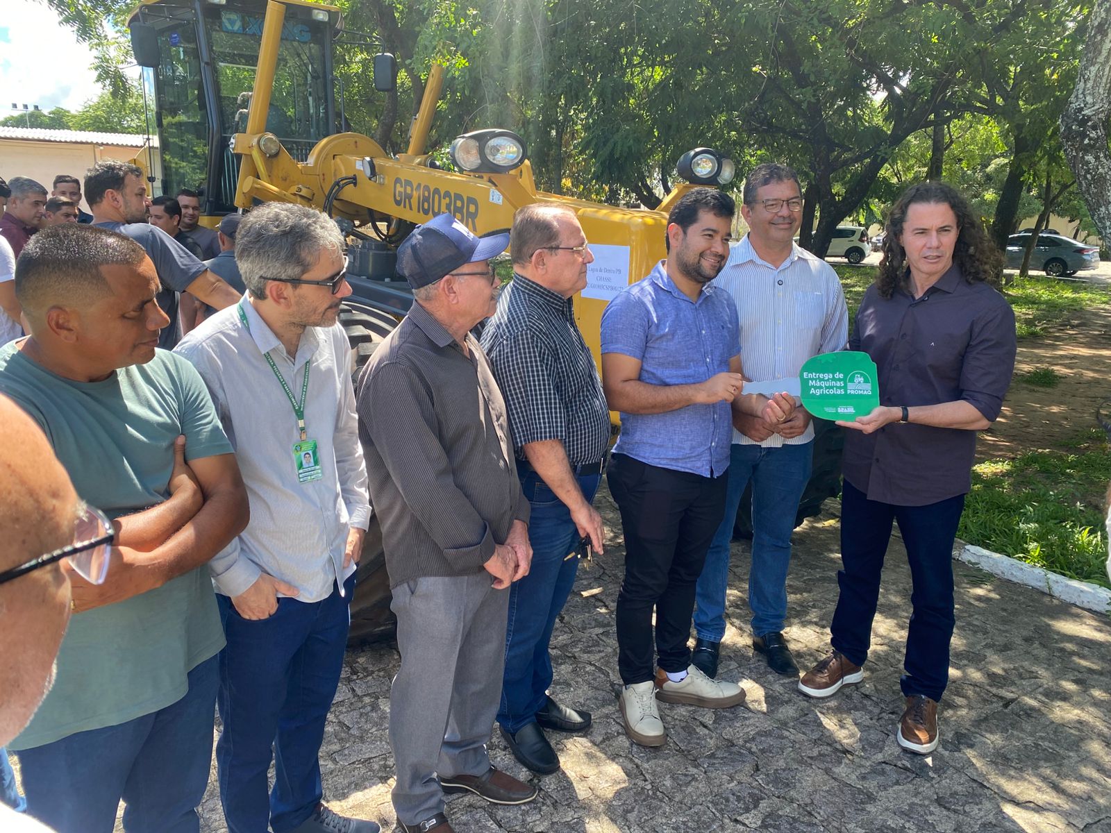 Veneziano entrega motoniveladoras para mais seis municípios paraibanos, em parceria com o Ministério da Agricultura