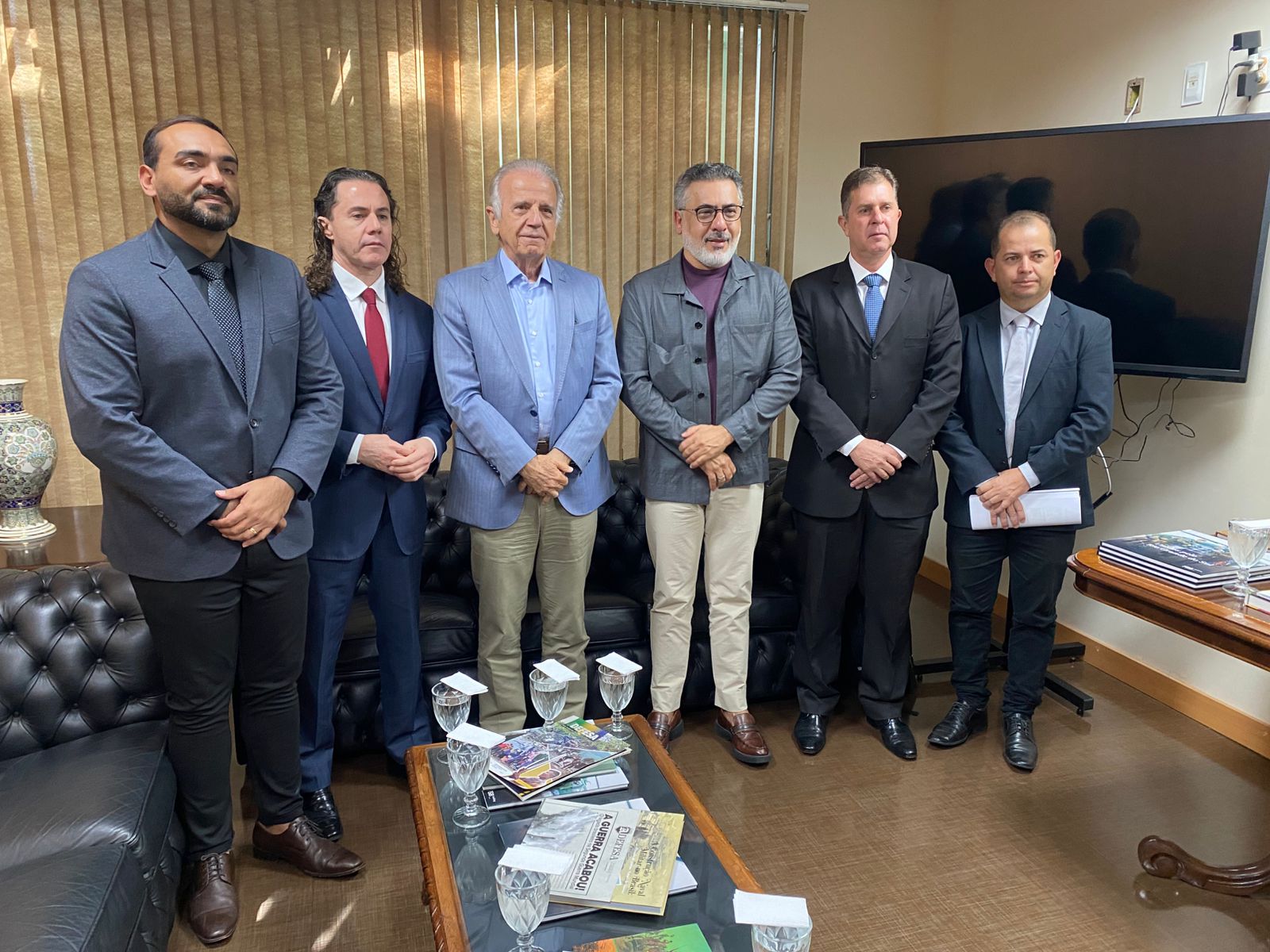 Ao lado de prefeitos, Veneziano vai ao Ministério da Defesa solicitar apoio do Exército na recuperação de estradas obstruídas após as chuvas