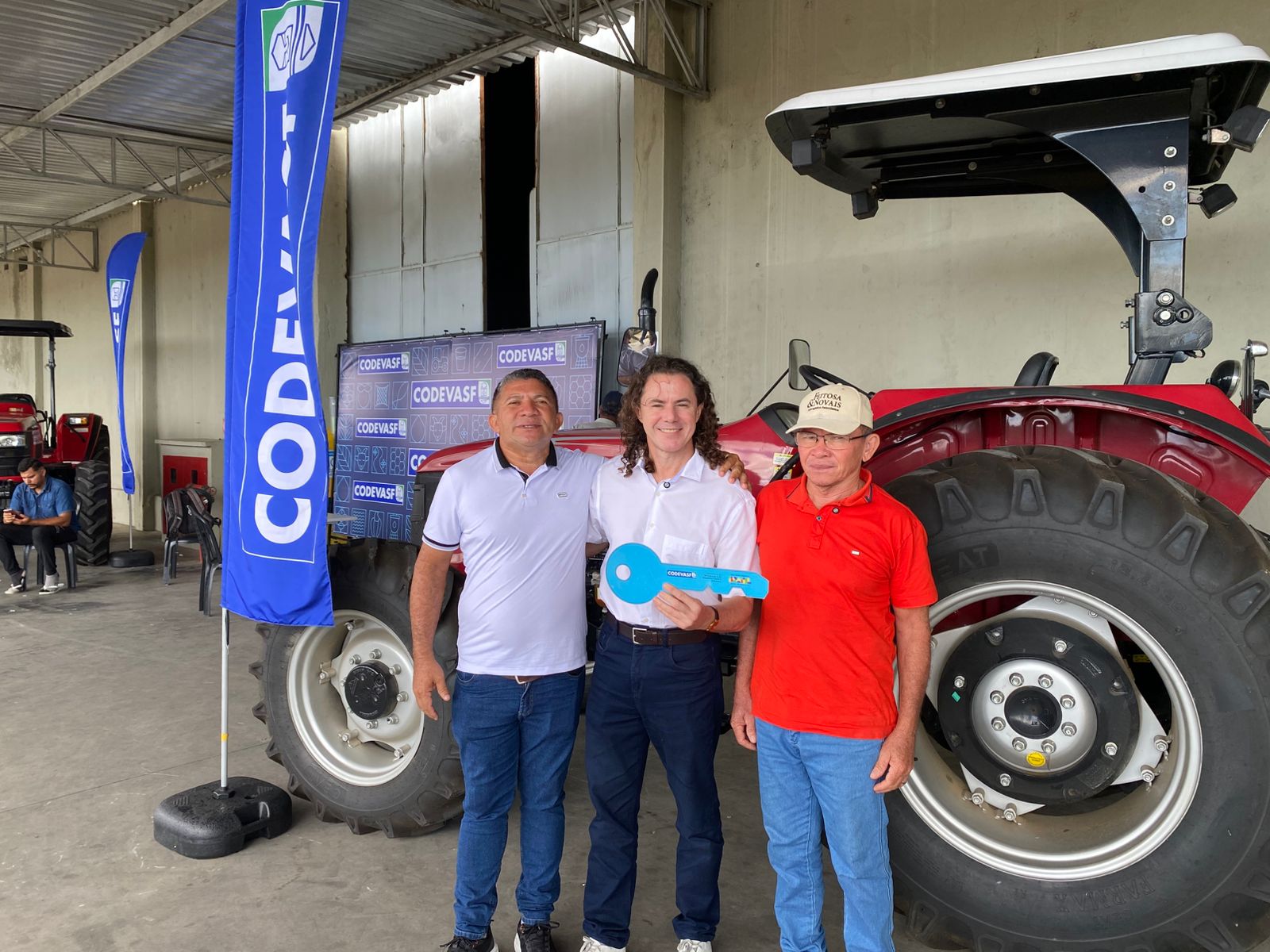 Veneziano entrega tratores a associações de produtores rurais de mais três cidades paraibanas