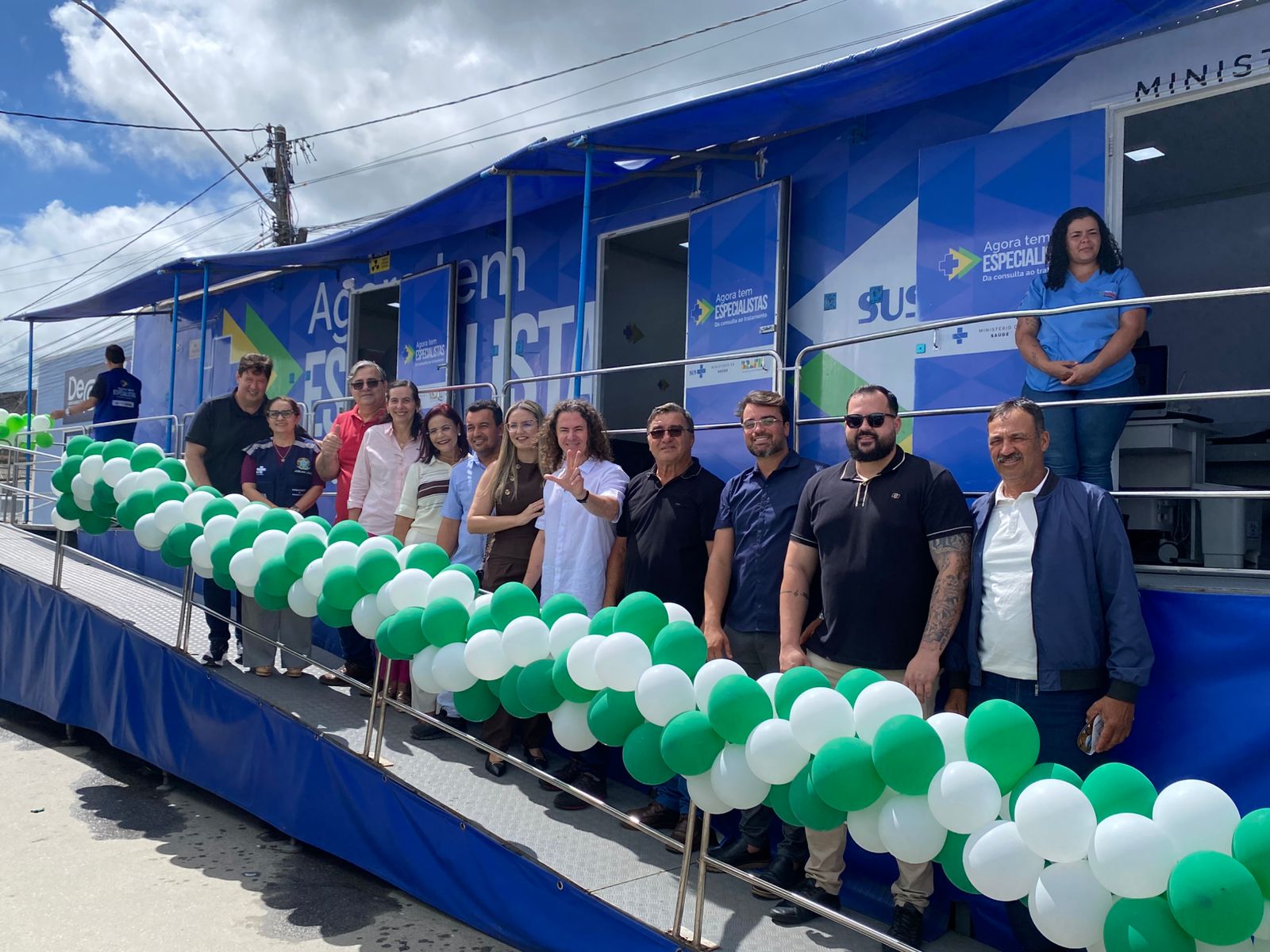 Veneziano dá início a atendimentos da carreta Agora tem Especialistas que ele articulou para Queimadas e anuncia nova conquista