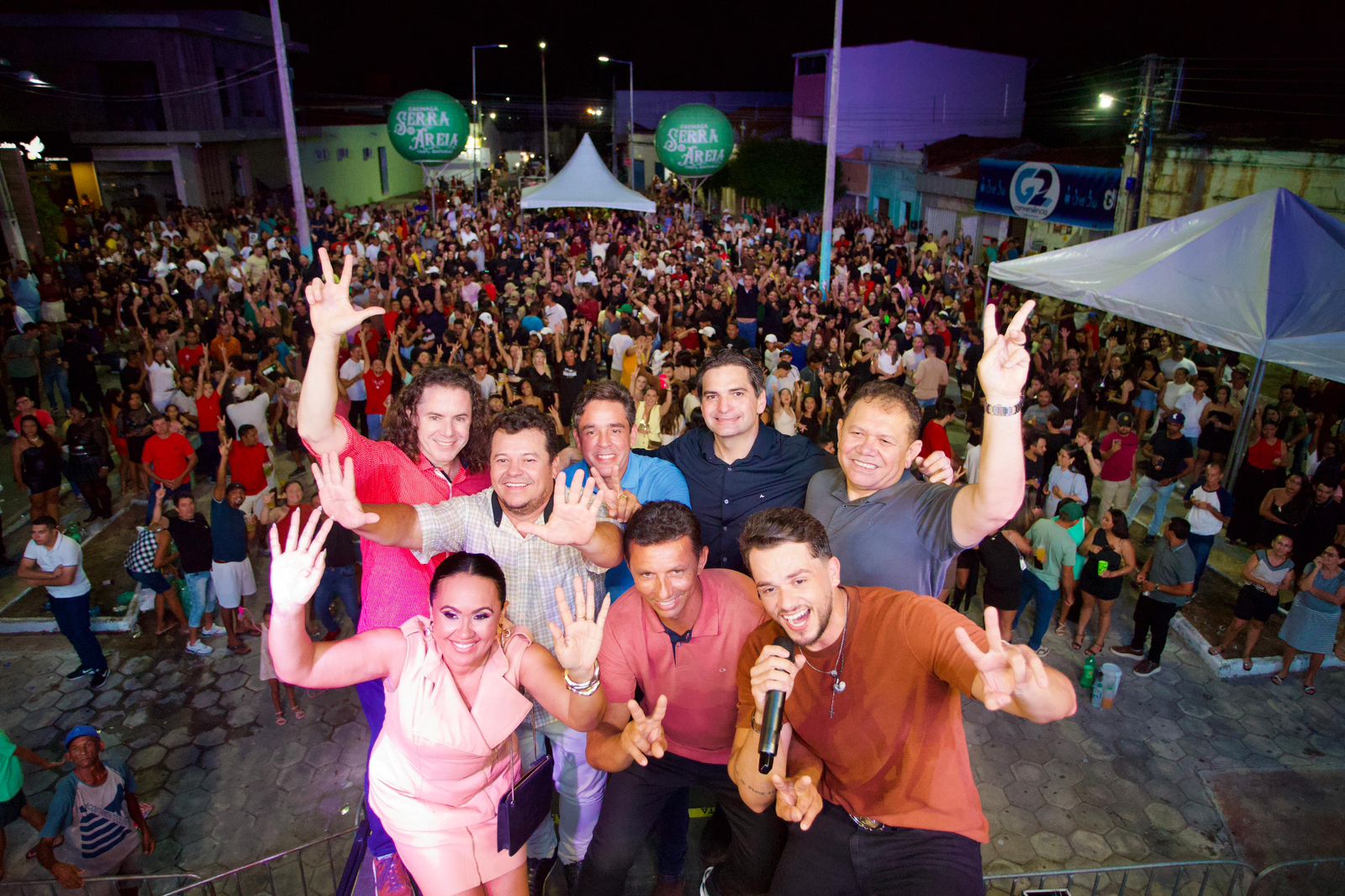 No 3º Festival do Leite e do Mel de São José da Lagoa Tapada, Veneziano é recebido pelo prefeito Neto de Coraci e outros prefeitos da região