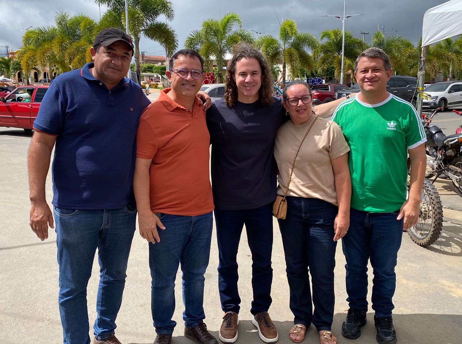 Veneziano visita feira de Barra de São Miguel, que recebe carro-pipa, equipamentos agrícolas e ambulância do SAMU