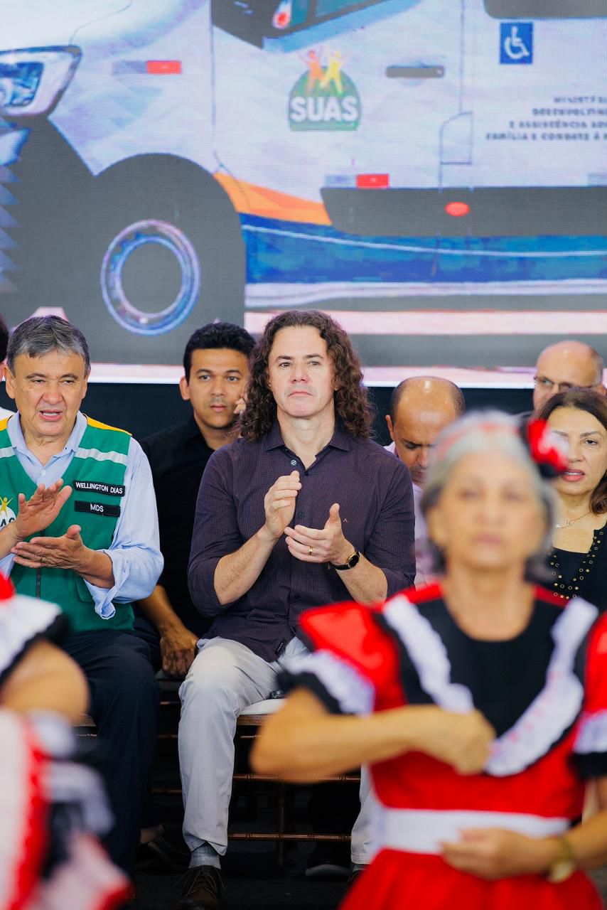 Ao lado do Ministro Wellington Dias, Veneziano participa de entrega de vans com acessibilidade a municípios paraibanos