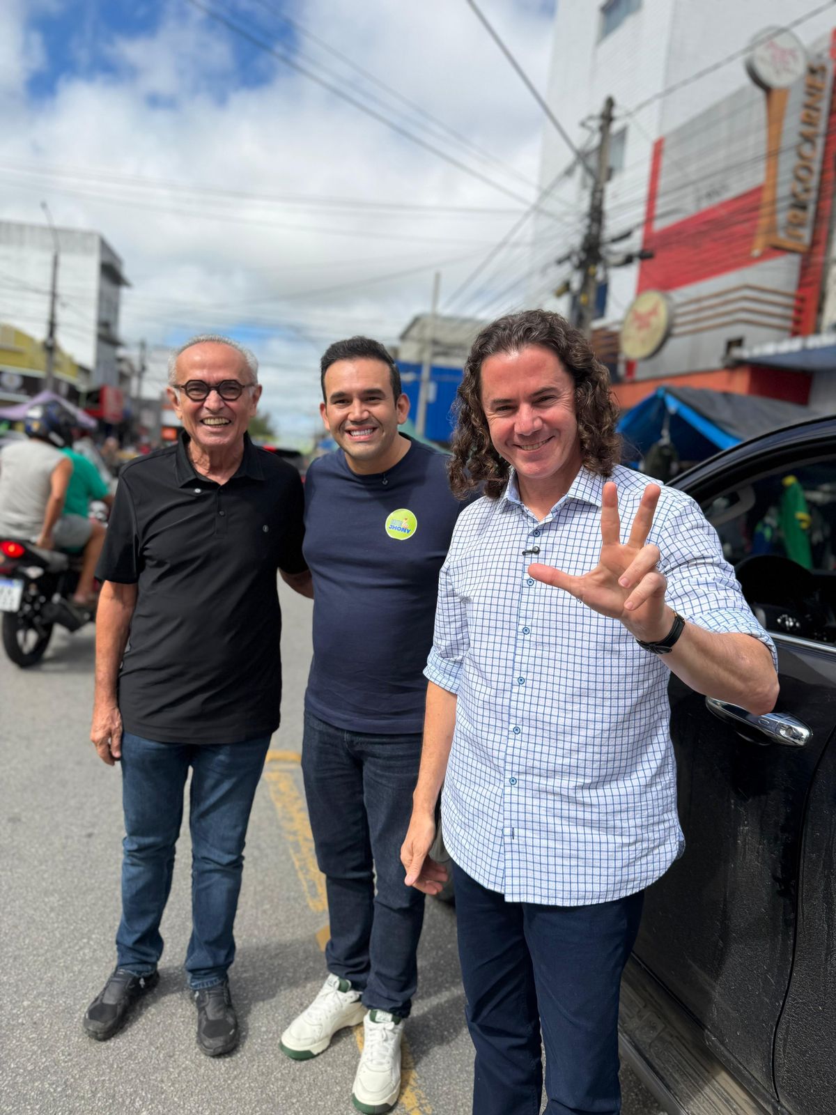Cícero, Veneziano e Dr. Jhony visitam comércio e moradores de bairros da zona leste de Campina Grande neste domingo