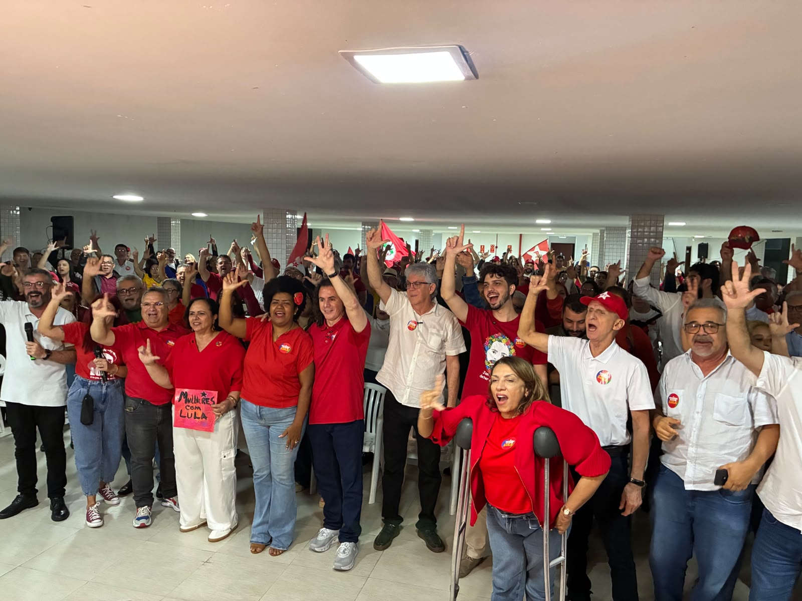 Veneziano participa de Ato pro Lula em Campina Grande e recebe reafirmação do apoio dos partidos progressistas