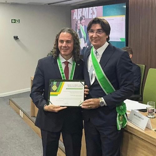 Veneziano recebe ‘Ordem ao Mérito ABMES da Educação Superior’ por sua contribuição à Educação no Brasil