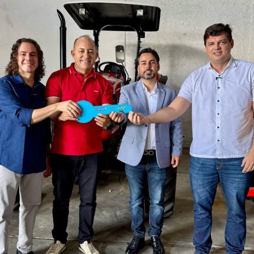 Ao lado do deputado Taciano Diniz, Veneziano entrega máquinas agrícolas para beneficiar a agricultura familiar no Vale do Piancó