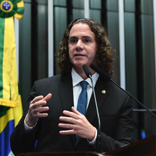 Veneziano ressalta fala de Tarcísio de Feitas, aliado de Bolsonaro, elogiando o processo eleitoral brasileiro e as urnas eletrônicas