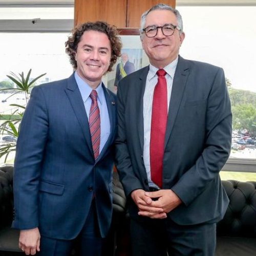 Ministro da Saúde Alexandre Padilha anuncia a Veneziano a destinação de mais 14 ambulâncias do SAMU para a Paraíba