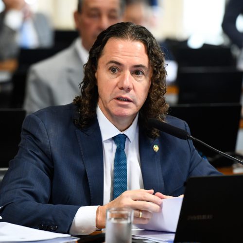 Comissão de Constituição, Justiça e Cidadania (CCJ) realiza reunião deliberativa com 4 itens. Entre eles, o PLP 164/2022, que regula o art. 146-A da Constituição Federal e estabelece normas gerais para a identificação e controle de devedores contumazes, com o objetivo de prevenir desequilíbrios da concorrência.

Bancada:
relator do PLP 164/2022, senador Veneziano Vital do Rêgo (MDB-PB), em pronunciamento.

Foto: Roque de Sá/Agência Senado