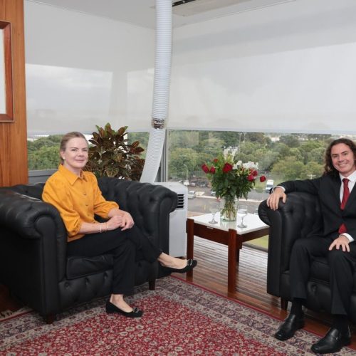 Líder da Maioria no Senado, Veneziano se reúne com Ministra Gleisi Hoffmann para tratar de pautas prioritárias para este semestre