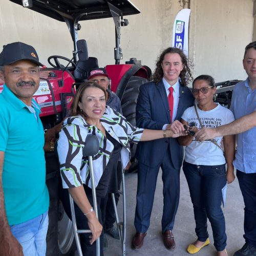 Em parceria com a Codevasf, Veneziano entrega conjuntos de máquinas agrícolas para beneficiar mais três cidades paraibanas