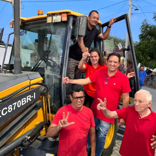 Veneziano entrega maquinário agrícola a associação em Pedro Velho e beneficia mais de mil famílias em Aroeiras