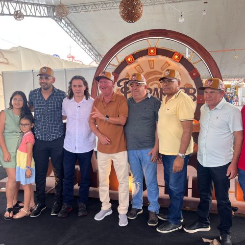 Veneziano participa da Farra da Cabra em Parari, prefeito celebra mais de R$ 10 milhões investidos e reafirma compromissos