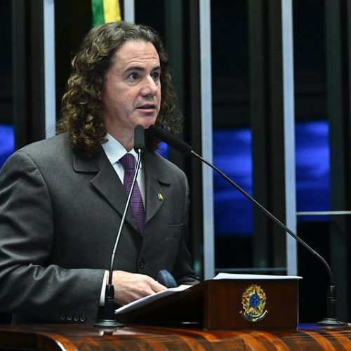 Na tribuna do Senado, Veneziano detalha dados econômicos positivos do governo Lula e rebate discursos da oposição