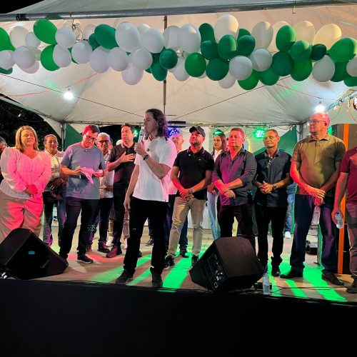 Ao lado de Cícero, Veneziano e prefeito Léo Martins entregam ruas pavimentadas na cidade de Sobrado