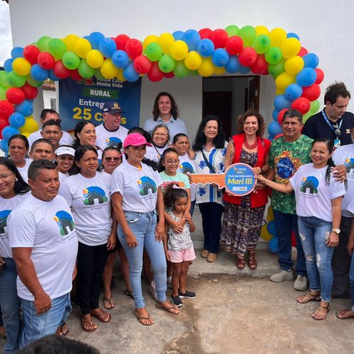 Veneziano ressalta articulação para garantir 145 casas em Mari e prefeita agradece ao Senador durante solenidade