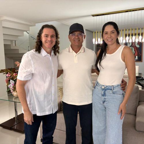 Veneziano recebe apoio à sua reeleição ao Senado do prefeito de Catolé do Rocha, Laurinho Maia e da pré-candidata a deputada estadual Geska Maia