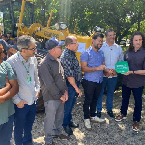 Veneziano entrega motoniveladoras para mais seis municípios paraibanos, em parceria com o Ministério da Agricultura