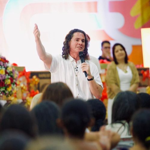 Veneziano homenageia as mães de Pirpirituba durante festa organizada pelo prefeito Danilo