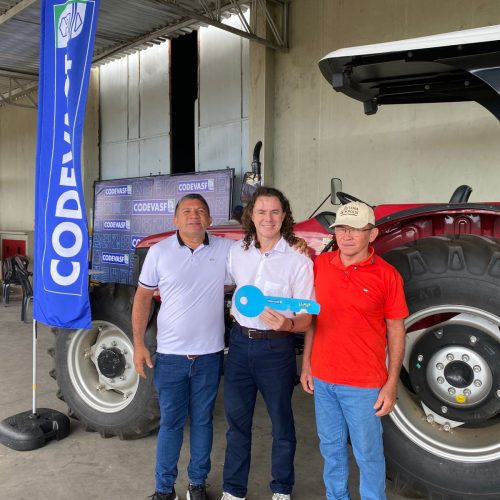 Veneziano entrega tratores a associações de produtores rurais de mais três cidades paraibanas