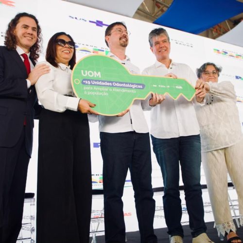 Prefeitos agradecem articulação de Veneziano durante entrega de 118 veículos para assistência à saúde na Paraíba