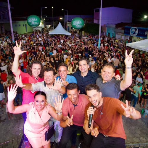 No 3º Festival do Leite e do Mel de São José da Lagoa Tapada, Veneziano é recebido pelo prefeito Neto de Coraci e outros prefeitos da região