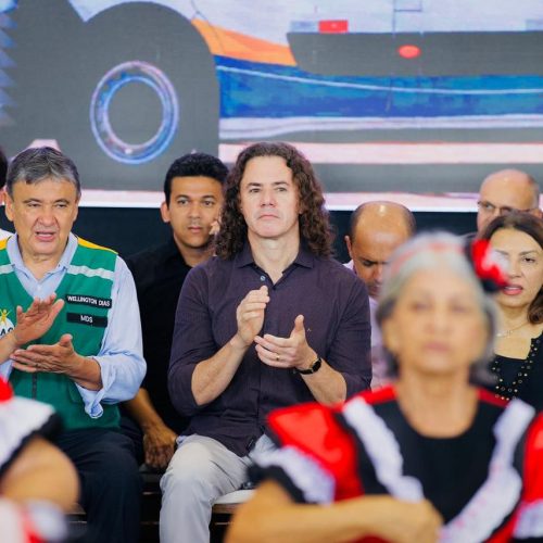 Ao lado do Ministro Wellington Dias, Veneziano participa de entrega de vans com acessibilidade a municípios paraibanos
