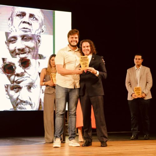 Durante lançamento de documentário, Veneziano é homenageado por ações em favor da saúde mental