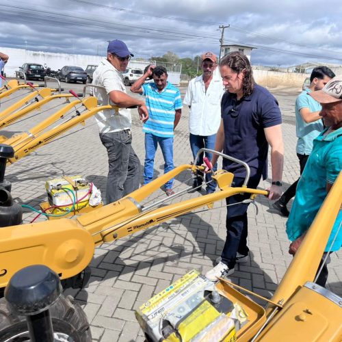 Veneziano entrega máquinas junto com a Codevasf, em benefício direto a agricultores familiares de Campina Grande