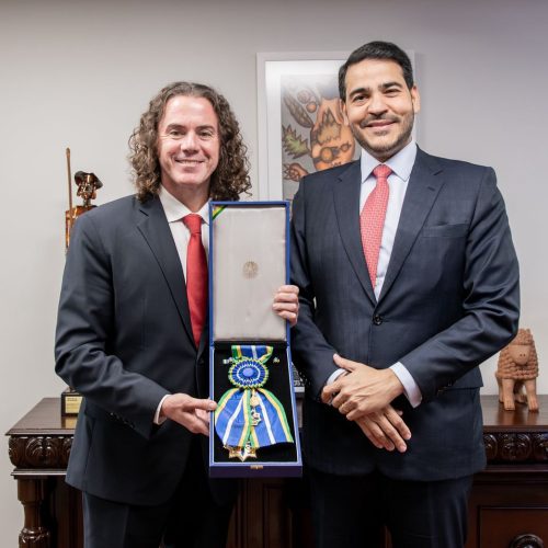 Veneziano recebe a mais alta comenda da AGU pelos “relevantes serviços” prestados ao Brasil como Senador