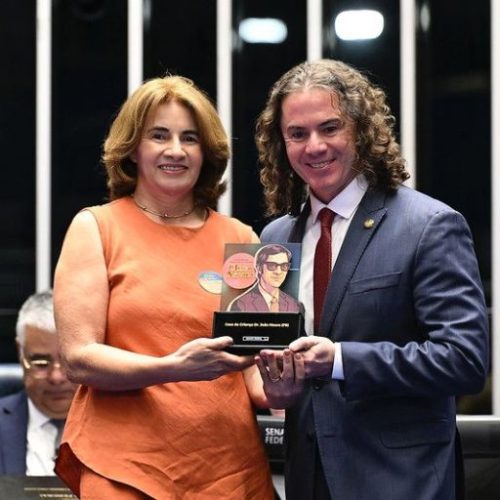 Por indicação e Veneziano, Casa da Criança Dr. João Moura, de Campina Grande, recebe comenda no Senado Federal