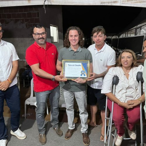 Ao lado dos deputados Chió e Cida Ramos, Veneziano recebe título de Cidadão em Casserengue