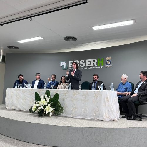 Durante posse do novo superintendente do HULW, autoridades agradecem a Veneziano projeto que garantiu mais recursos para HUs de todo o Brasil